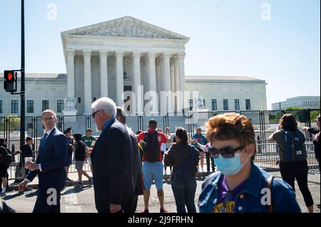 Am Mittwoch, den 11. Mai 2022, navigieren Menschen um die Polizeibarrikaden und den Zaun, der den Obersten Gerichtshof der Vereinigten Staaten in Washington, DC umgibt. Der Senat soll heute eine verfahrensrechtliche Abstimmung über das Womenâs-Gesundheitsschutzgesetz von 2022 anberaumt haben. Kredit: Rod Lampey/CNP Stockfoto