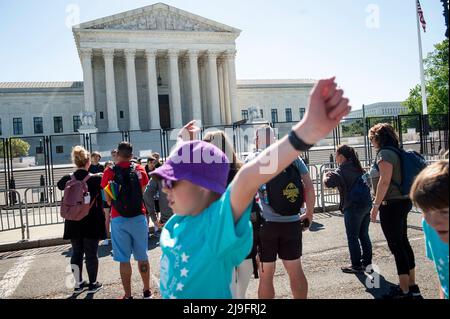 Am Mittwoch, den 11. Mai 2022, navigieren Menschen um die Polizeibarrikaden und den Zaun, der den Obersten Gerichtshof der Vereinigten Staaten in Washington, DC umgibt. Der Senat soll heute eine verfahrensrechtliche Abstimmung über das Womenâs-Gesundheitsschutzgesetz von 2022 anberaumt haben. Kredit: Rod Lampey/CNP Stockfoto