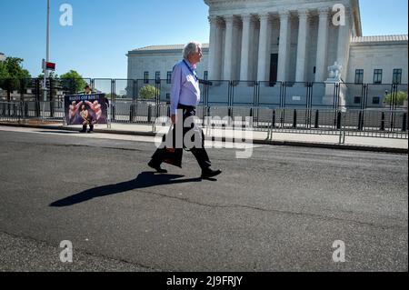 Am Mittwoch, den 11. Mai 2022, navigieren Menschen um die Polizeibarrikaden und den Zaun, der den Obersten Gerichtshof der Vereinigten Staaten in Washington, DC umgibt. Der Senat soll heute eine verfahrensrechtliche Abstimmung über das Womenâs-Gesundheitsschutzgesetz von 2022 anberaumt haben. Kredit: Rod Lampey/CNP Stockfoto