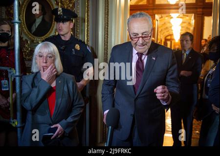 Der Senator der Vereinigten Staaten, Patty Murray (Demokrat von Washington), links, und der Mehrheitsführer des US-Senats, Chuck Schumer (Demokrat von New York), rechts, geben nach einer verfahrensrechtlichen Abstimmung des Senats über den Womenâs Health Protection Act von 2022 im US-Kapitol in Washington, DC, am Mittwoch, den 11. Mai 2022, Bemerkungen ab. Kredit: Rod Lampey/CNP Stockfoto