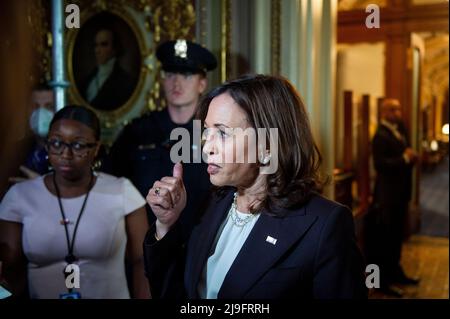 Die Vizepräsidentin der Vereinigten Staaten, Kamala Harris, hält am Mittwoch, den 11. Mai 2022, im US-Kapitol in Washington, DC, eine Stellungnahme ab, nachdem der Senat über den Womenâs Health Protection Act von 2022 abgestimmt hatte. Kredit: Rod Lamkey / CNP Stockfoto