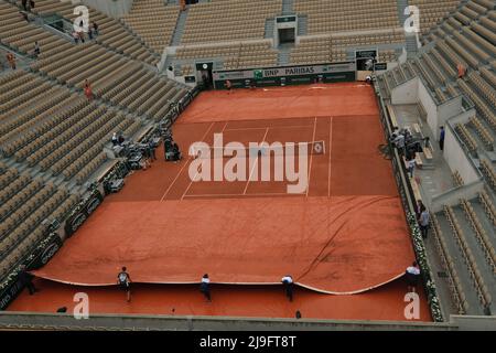 Paris, Frankreich. 23.. Mai 2022. Der Regen unterbricht die erste Runde bei den French Open 2022, dem großen Slam-Tennisturnier der Frauen im Roland-Garros-Stadion - Paris Frankreich. (Bild: © Pierre Stevenin/ZUMA Press Wire) Bild: ZUMA Press, Inc./Alamy Live News Quelle: ZUMA Press, Inc./Alamy Live News Stockfoto
