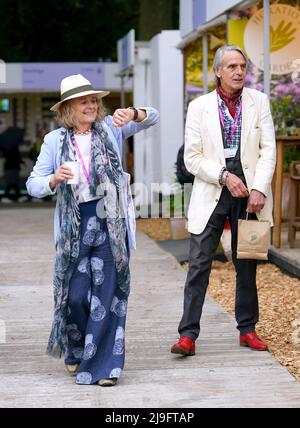 Sinead Cusack (links) und Jeremy Irons beim Pressetag der RHS Chelsea Flower Show im Royal Hospital Chelsea, London. Bilddatum: Montag, 23. Mai 2022. Stockfoto