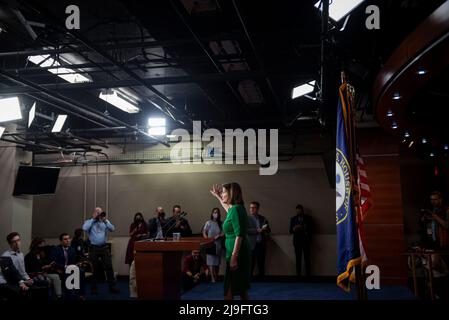 Washington, Vereinigte Staaten. 12.. Mai 2022. Die Sprecherin des Repräsentantenhauses der Vereinigten Staaten, Nancy Pelosi (Demokratin von Kalifornien), verlässt ihre wöchentliche Pressekonferenz am Donnerstag, den 12. Mai 2022, im US-Kapitol in Washington, DC. Kredit: Rod Lampey/CNP/dpa/Alamy Live Nachrichten Stockfoto