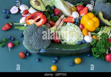 Nahaufnahme, helles frisches Gemüse, Obst und Beeren. Stockfoto