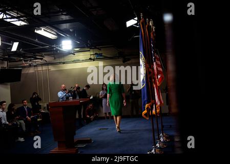 Washington, Vereinigte Staaten. 12.. Mai 2022. Die Sprecherin des Repräsentantenhauses der Vereinigten Staaten, Nancy Pelosi (Demokratin von Kalifornien), verlässt ihre wöchentliche Pressekonferenz am Donnerstag, den 12. Mai 2022, im US-Kapitol in Washington, DC. Kredit: Rod Lampey/CNP/dpa/Alamy Live Nachrichten Stockfoto