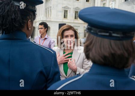 Washington, Vereinigte Staaten. 12.. Mai 2022. Die Sprecherin des Repräsentantenhauses der Vereinigten Staaten, Nancy Pelosi (Demokratin von Kalifornien), begrüßt die Mitglieder der US Air Force Band nach einem Moment des Schweigens für die eine Million US-amerikanischer Leben, die COVID-19 verloren gegangen sind, am Donnerstag auf der East Front Center Steps im US-Kapitol in Washington, DC, 12.Mai 2022. Kredit: Rod Lampey/CNP/dpa/Alamy Live Nachrichten Stockfoto