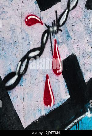 Blut tropft auf Stacheldraht-Graffiti. Stockfoto
