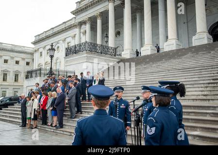 Washington, Vereinigte Staaten. 12.. Mai 2022. Während das US Air Force Band singt, hält ein Bruchteil der demokratischen Mitglieder des Repräsentantenhauses am Donnerstag, den 12. Mai 2022, auf den East Front Center Steps im US Capitol in Washington, DC, einen Moment der Stille für die eine Million US-amerikanischer Leben ab, die COVID-19 verloren gegangen sind. Kredit: Rod Lampey/CNP/dpa/Alamy Live Nachrichten Stockfoto