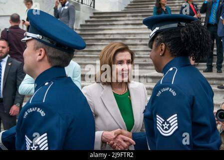 Washington, Vereinigte Staaten. 12.. Mai 2022. Die Sprecherin des Repräsentantenhauses der Vereinigten Staaten, Nancy Pelosi (Demokratin von Kalifornien), begrüßt die Mitglieder der US Air Force Band nach einem Moment des Schweigens für die eine Million US-amerikanischer Leben, die COVID-19 verloren gegangen sind, am Donnerstag auf der East Front Center Steps im US-Kapitol in Washington, DC, 12.Mai 2022. Kredit: Rod Lampey/CNP/dpa/Alamy Live Nachrichten Stockfoto