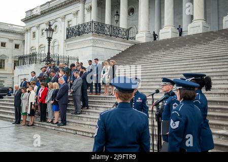 Washington, Vereinigte Staaten. 12.. Mai 2022. Während das US Air Force Band singt, hält ein Bruchteil der demokratischen Mitglieder des Repräsentantenhauses am Donnerstag, den 12. Mai 2022, auf den East Front Center Steps im US Capitol in Washington, DC, einen Moment der Stille für die eine Million US-amerikanischer Leben ab, die COVID-19 verloren gegangen sind. Kredit: Rod Lampey/CNP/dpa/Alamy Live Nachrichten Stockfoto