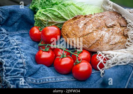 Gemüse und Brot in einer Einkaufstasche, Picknick-Konzept. Stockfoto