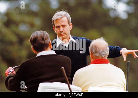 US-Präsident Ronald Reagan, links, Und US-Außenminister George Schultz, rechts, werden von Robert McFarlane, Assistent des Präsidenten für nationale Sicherheitsangelegenheiten, Center, über eine Geiselsituation informiert, während sie am Samstag, den 22. Oktober 1983, auf dem Golfplatz des Augusta National Golf Club in Augusta, Georgia, in einem Golfwagen sitzen. Obligatorische Gutschrift: Bill Fitz-Patrick / White House über CNP Stockfoto