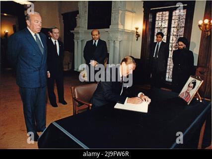 Der Präsident der Vereinigten Staaten, Ronald Reagan, unterzeichnet am Mittwoch, dem 31. Oktober 1984, ein Kondolenzbuch für den verstorbenen indischen Premierminister Indura Gandhi in der indischen Botschaft in Washington, D.C. ebenfalls anwesend waren (von links): George Shultz, Staatssekretär; Robert McFarlane, Assistent des Präsidenten für nationale Sicherheitsangelegenheiten; Botschafter K.S. Bajpai aus Indien; und Vertreter der indischen Botschaft P.S. Sahai, Handelsminister, und Deepak Vohra, erster Sekretär für Presse..Mandatory Credit: Mary Anne Fackelman - White House via CNP Stockfoto