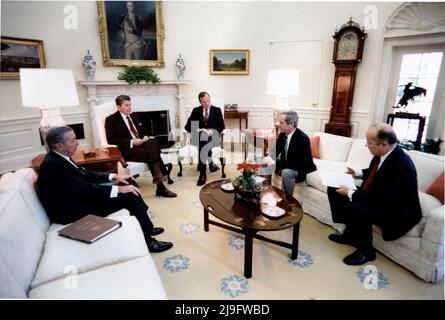 US-Präsident Ronald Reagan hört am Donnerstag, dem 20. Juni 1985, während eines National Security Briefings im Oval Office auf die Geiselkrise des TWA (von links nach rechts), Stabschef Don Regan, Präsident Reagan, US-Vizepräsident George H.W. Bush, nationaler Sicherheitsberater Robert McFarlane, stellvertretender Assistent für nationale Sicherheitsangelegenheiten Admiral John Poindexter. Obligatorische Gutschrift: Pete Souza - White House über CNP Stockfoto