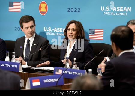 Die US-Vizepräsidentin Kamala Harris spricht neben dem US-Verkehrsminister Pete Buttigieg während einer Plenarsitzung des US-ASEAN-Gipfels am 13. Mai 2022 im US-Außenministerium in Washington, DC. Kredit: Yuri Gripas / Pool über CNP Stockfoto