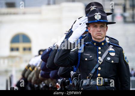 Offizier J. Vespia von der Irvine, Die Ehrengarde des kalifornischen Polizeidezernats begrüßt die Aufführung der Nationalhymne, nach der US-Präsident Joe Biden im Rahmen einer Zeremonie die Strafverfolgungsbeamten ehren wird, die 2021 beim National Peace Officers Memorial Service im Dienst ihr Leben verloren haben US Capitol in Washington, D.C., am Sonntag, den 15. Mai 2022. Kredit: Pete Marovich / Pool über CNP Stockfoto