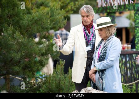 London, Großbritannien. 23 Mai 2022. Jeremy Irons und Sinéad Cusack während des Pressetages der RHS Chelsea Flower Show im Royal Hospital Chelsea, London. Bilddatum: Montag, 23. Mai 2022. Bildnachweis sollte lauten: Matt Crossick/Empics/Alamy Live News Stockfoto