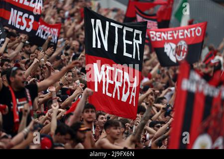 Reggio Emilia, Italien. 22.. Mai 2022. AC Mailand Fans während US Sassuolo gegen AC Mailand, italienische Fußballserie A Spiel in Reggio Emilia, Italien, Mai 22 2022 Quelle: Independent Photo Agency/Alamy Live News Stockfoto