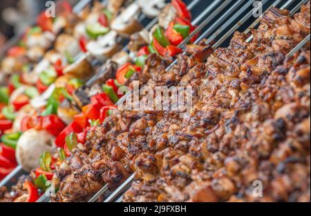 Gegrilltes Fleisch und Gemüse mit Spieß. Stockfoto