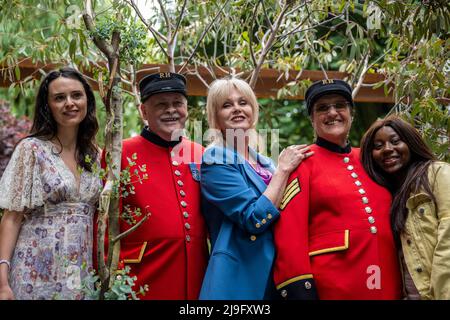 London, Großbritannien. 23 Mai 2022. (L bis R) Venetia La Manna, Fair-Fashion-Aktivistin, John Gallagher, Rentnerin aus Chelsea, Joanna Lumley, Monica Parrott, Rentnerin aus Chelsea, und Daze Aghaji, Aktivistin für Klimagerechtigkeit, im Body Shop Regeneration Garden beim Pressetag der RHS Chelsea Flower Show auf dem Gelände des Royal Hospital Chelsea. Die Show läuft bis zum 28. Mai 2022. Kredit: Stephen Chung / Alamy Live Nachrichten Stockfoto