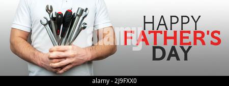 Mann mit Strauß Schraubenschlüssel, Schraubenschlüssel und Schraubendreher Banner mit Inschrift glücklichen Vatertag. Panorama Web-Header. Happy Fathers Day Konzept oder Stockfoto