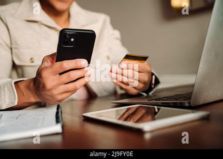 Mann, der die Zahlung per Kreditkarte abwickte Stockfoto