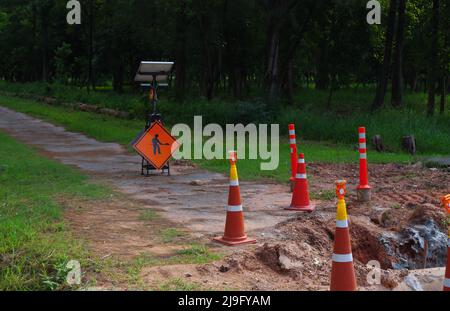 Das Unterbauschild im öffentlichen Park Stockfoto