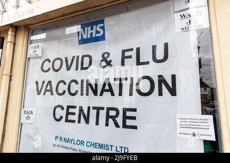 Zeichen des NHS-Impfzentrums für Impfstoffe und Grippe, Zeichen des Impfzentrums für Impfstoffe, Zeichen des NHS, Zeichen, Knaresborough Town, Yorkshire, Großbritannien, England, Stockfoto