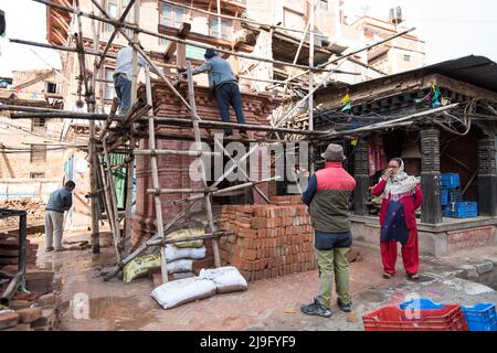 Kathmandu, Nepal- April 20,2022 : Menschen jeden Alters und Geschlechts arbeiten bei einem großen Erdbeben in Kathmandu daran, die zerstörte Altstadt wieder aufzubauen. Stockfoto