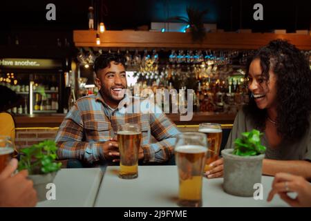 Verschiedene Freunde, die im Restaurant einen Drink zu sich nehmen Stockfoto