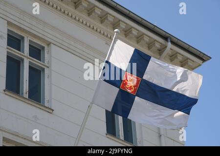 Kopenhagen/Dänemark/23. Mai 2022/.Finnische Botschaft in dänischer Hauptstadt die finnische Flagge und die flagge der europäischen Union überfliegen das Emnbassy-Gebäude und Finnland will der NATO beitreten, obwohl Finnland vollständig Mitglied der Europäischen Union ist. (Foto..Francis Dean/Dean Picturs) Stockfoto