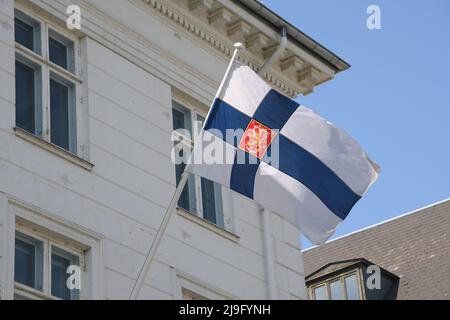 Kopenhagen/Dänemark/23. Mai 2022/.Finnische Botschaft in dänischer Hauptstadt die finnische Flagge und die flagge der europäischen Union überfliegen das Emnbassy-Gebäude und Finnland will der NATO beitreten, obwohl Finnland vollständig Mitglied der Europäischen Union ist. (Foto..Francis Dean/Dean Picturs) Stockfoto