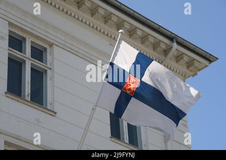 Kopenhagen/Dänemark/23. Mai 2022/.Finnische Botschaft in dänischer Hauptstadt die finnische Flagge und die flagge der europäischen Union überfliegen das Emnbassy-Gebäude und Finnland will der NATO beitreten, obwohl Finnland vollständig Mitglied der Europäischen Union ist. (Foto..Francis Dean/Dean Picturs) Stockfoto