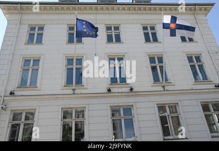 Kopenhagen/Dänemark/23. Mai 2022/.Finnische Botschaft in dänischer Hauptstadt die finnische Flagge und die flagge der europäischen Union überfliegen das Emnbassy-Gebäude und Finnland will der NATO beitreten, obwohl Finnland vollständig Mitglied der Europäischen Union ist. (Foto..Francis Dean/Dean Picturs) Stockfoto