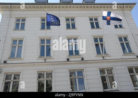 Kopenhagen/Dänemark/23. Mai 2022/.Finnische Botschaft in dänischer Hauptstadt die finnische Flagge und die flagge der europäischen Union überfliegen das Emnbassy-Gebäude und Finnland will der NATO beitreten, obwohl Finnland vollständig Mitglied der Europäischen Union ist. (Foto..Francis Dean/Dean Picturs) Stockfoto