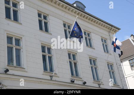 Kopenhagen/Dänemark/23. Mai 2022/.Finnische Botschaft in dänischer Hauptstadt die finnische Flagge und die flagge der europäischen Union überfliegen das Emnbassy-Gebäude und Finnland will der NATO beitreten, obwohl Finnland vollständig Mitglied der Europäischen Union ist. (Foto..Francis Dean/Dean Picturs) Stockfoto