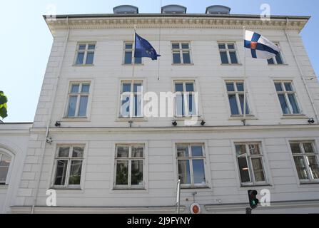 Kopenhagen/Dänemark/23. Mai 2022/.Finnische Botschaft in dänischer Hauptstadt die finnische Flagge und die flagge der europäischen Union überfliegen das Emnbassy-Gebäude und Finnland will der NATO beitreten, obwohl Finnland vollständig Mitglied der Europäischen Union ist. (Foto..Francis Dean/Dean Picturs) Stockfoto