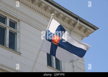 Kopenhagen/Dänemark/23. Mai 2022/.Finnische Botschaft in dänischer Hauptstadt die finnische Flagge und die flagge der europäischen Union überfliegen das Emnbassy-Gebäude und Finnland will der NATO beitreten, obwohl Finnland vollständig Mitglied der Europäischen Union ist. (Foto..Francis Dean/Dean Picturs) Stockfoto