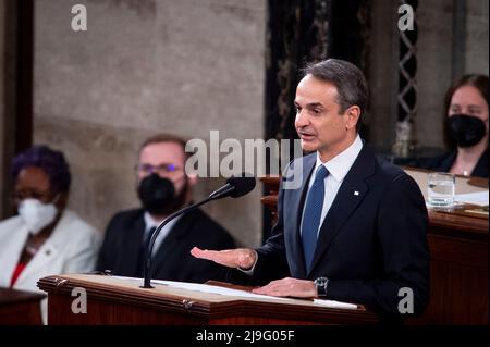 Washington, Vereinigte Staaten. 17.. Mai 2022. Der Premierminister der Hellenischen Republik Kyriakos Mitsotakis spricht am Dienstag, den 17. Mai 2022, auf einer gemeinsamen Tagung des Kongresses im US-Kapitol in Washington, DC. Kredit: Rod Lampey/CNP/dpa/Alamy Live Nachrichten Stockfoto