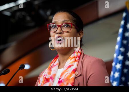 Die Vertreterin der Vereinigten Staaten, Jahana Hayes (Demokrat von Connecticut), hält am Dienstag, den 17. Mai 2022, im US-Kapitol in Washington, DC, eine Rede, die sich mit der Gesetzgebung zur Bekämpfung des Mangels an Babyformeln befasse. Kredit: Rod Lampey/CNP Stockfoto