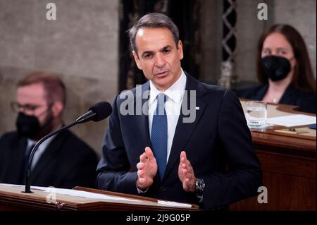 Washington, Vereinigte Staaten. 17.. Mai 2022. Der Premierminister der Hellenischen Republik Kyriakos Mitsotakis spricht am Dienstag, den 17. Mai 2022, auf einer gemeinsamen Tagung des Kongresses im US-Kapitol in Washington, DC. Kredit: Rod Lampey/CNP/dpa/Alamy Live Nachrichten Stockfoto