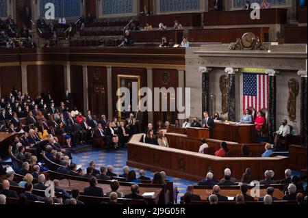 Washington, Vereinigte Staaten. 17.. Mai 2022. Der Premierminister der Hellenischen Republik Kyriakos Mitsotakis spricht am Dienstag, den 17. Mai 2022, auf einer gemeinsamen Tagung des Kongresses im US-Kapitol in Washington, DC. Kredit: Rod Lampey/CNP/dpa/Alamy Live Nachrichten Stockfoto