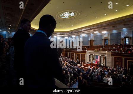 Washington, Vereinigte Staaten. 17.. Mai 2022. Der Premierminister der Hellenischen Republik Kyriakos Mitsotakis spricht am Dienstag, den 17. Mai 2022, auf einer gemeinsamen Tagung des Kongresses im US-Kapitol in Washington, DC. Kredit: Rod Lampey/CNP/dpa/Alamy Live Nachrichten Stockfoto