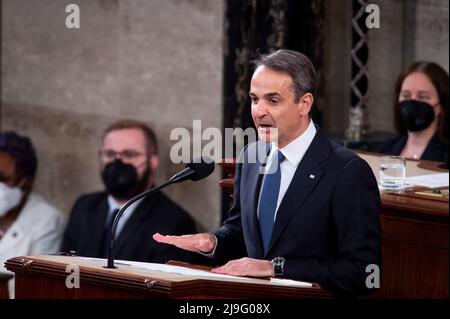 Washington, Vereinigte Staaten. 17.. Mai 2022. Der Premierminister der Hellenischen Republik Kyriakos Mitsotakis spricht am Dienstag, den 17. Mai 2022, auf einer gemeinsamen Tagung des Kongresses im US-Kapitol in Washington, DC. Kredit: Rod Lampey/CNP/dpa/Alamy Live Nachrichten Stockfoto