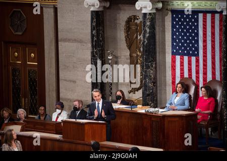 Washington, Vereinigte Staaten. 17.. Mai 2022. Der Premierminister der Hellenischen Republik Kyriakos Mitsotakis spricht am Dienstag, den 17. Mai 2022, auf einer gemeinsamen Tagung des Kongresses im US-Kapitol in Washington, DC. Kredit: Rod Lampey/CNP/dpa/Alamy Live Nachrichten Stockfoto