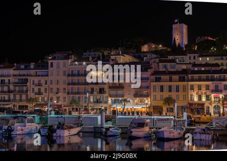 Blick auf den Hafen in Cannes, Frankreich bei Nacht Stockfoto