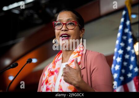 Die Vertreterin der Vereinigten Staaten, Jahana Hayes (Demokrat von Connecticut), hält am Dienstag, den 17. Mai 2022, im US-Kapitol in Washington, DC, eine Rede, die sich mit der Gesetzgebung zur Bekämpfung des Mangels an Babyformeln befasse. Kredit: Rod Lampey/CNP Stockfoto