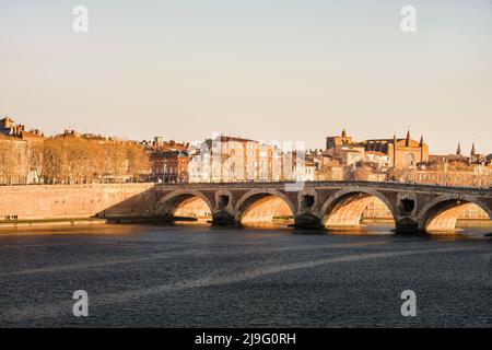 Die Pont Neuf in Toulouse an einem sonnigen Sommertag Stockfoto