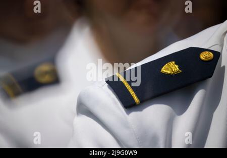 New London, Connecticut, USA. 18.. Mai 2022. Kadetten stehen während der Eröffnungszeremonie der United States Coast Guard Academy am Cadet Memorial Field in New London, Connecticut, USA, am 18. Mai 2022 in Formation. Quelle: CJ Gunther/Pool via CNP/dpa/Alamy Live News Stockfoto